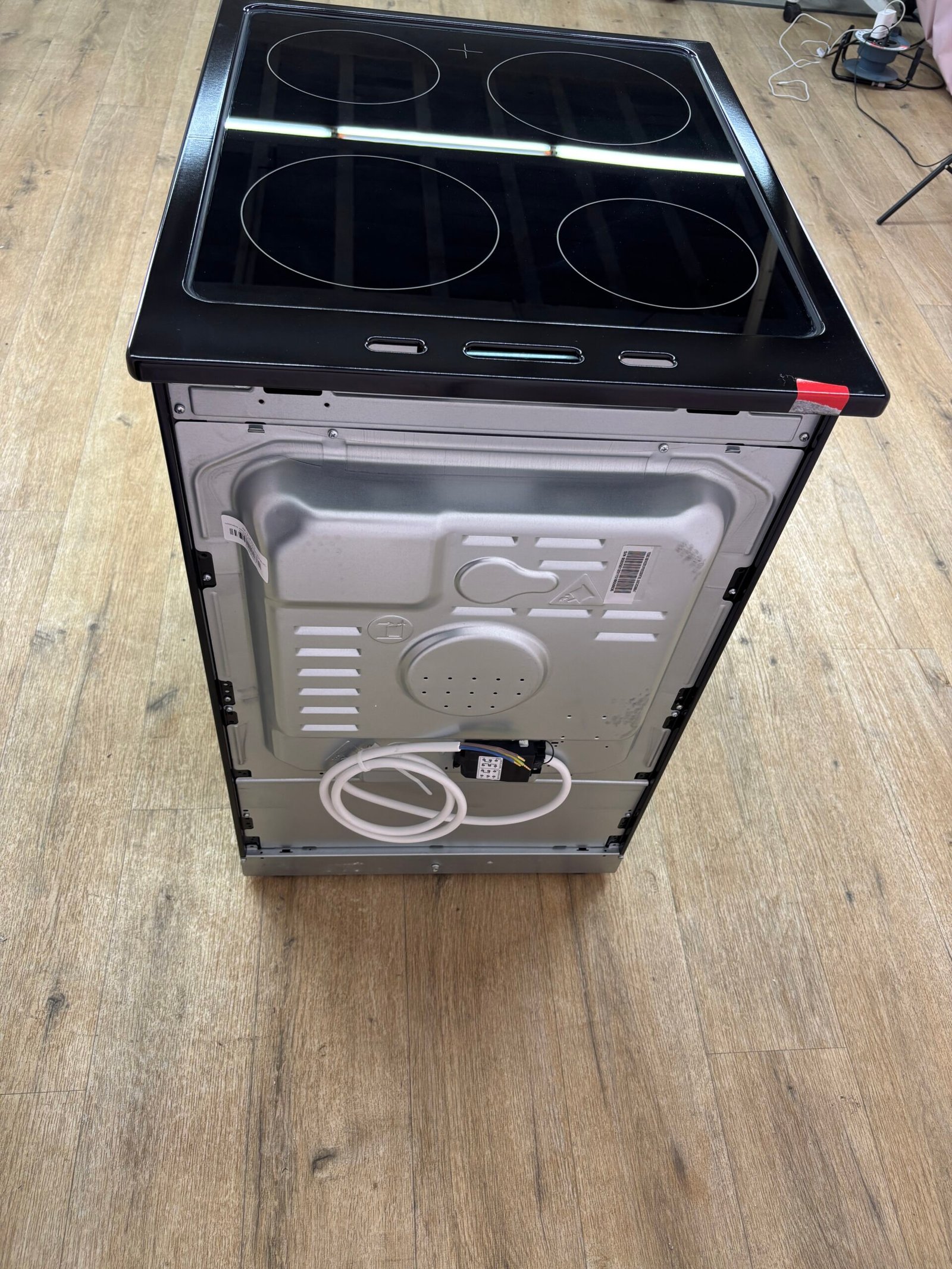 ESSENTIELB | Cuisinière vitrocéramique 4 foyers 50 L ECVC5060n7 (2) – Image 2