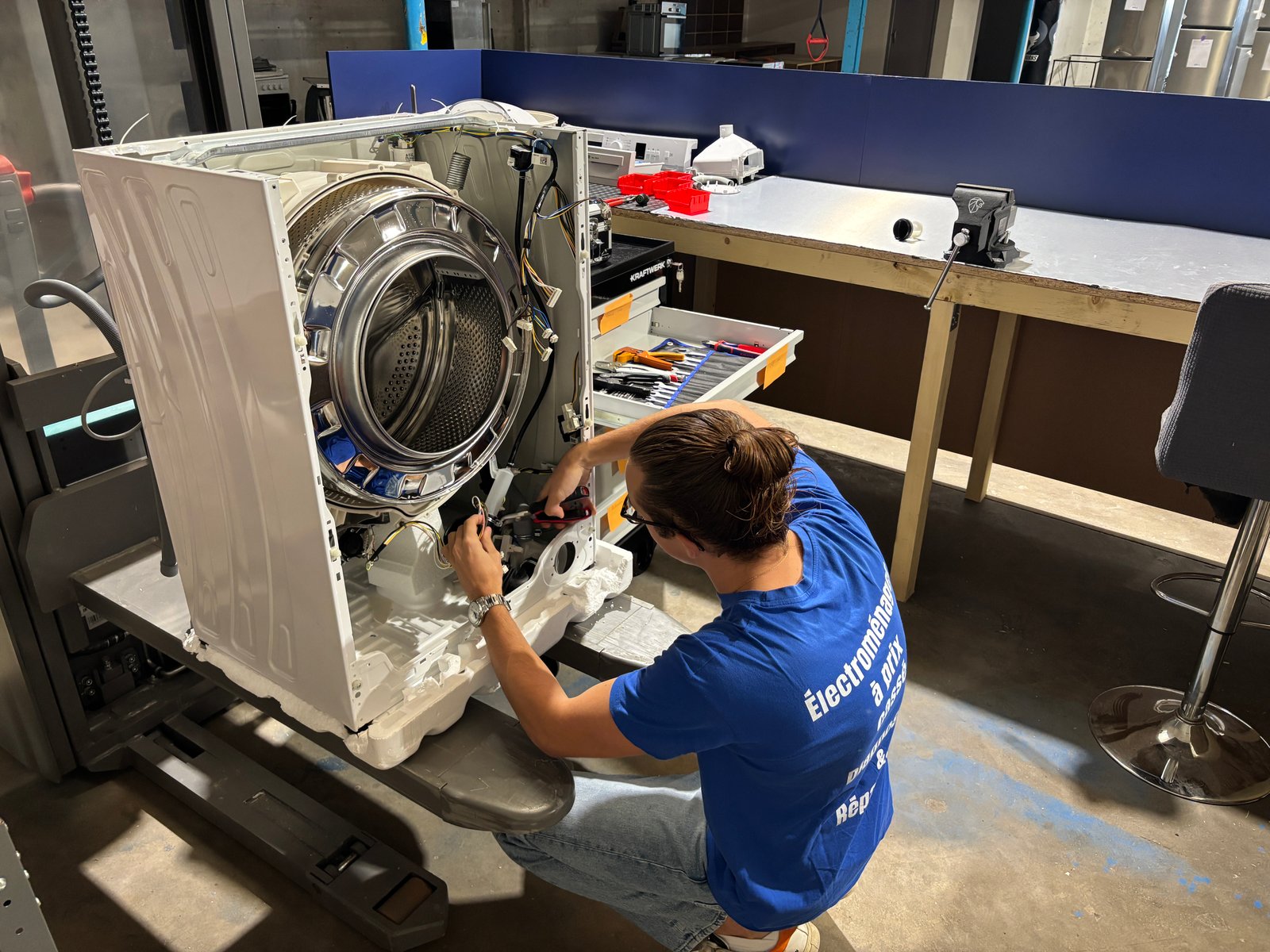 Reparateur Ta Bonne Pioche intervenant sur un lave-linge en atelier